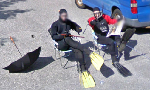VENTET: De to kameratene ventet over en time på å komme seg med på Google sine gatebilder. VENTET: De to kameratene ventet over en time på å komme seg med på Google sine gatebilder.