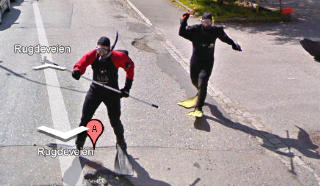 JAGES: Froskemennene utenfor Rugdeveien 39 pr�vde � fange Google-bilen.