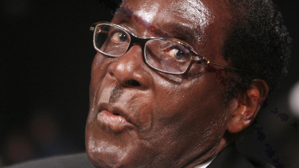 FOR SVARTE: President Robert Mugabe innf�rere en ny lov som skal s�rge for at svarte zimbabwere skal eie minst 51 prosent av landets bedrifter. Foto: REUTERS/Bob Strong/SCANPIX