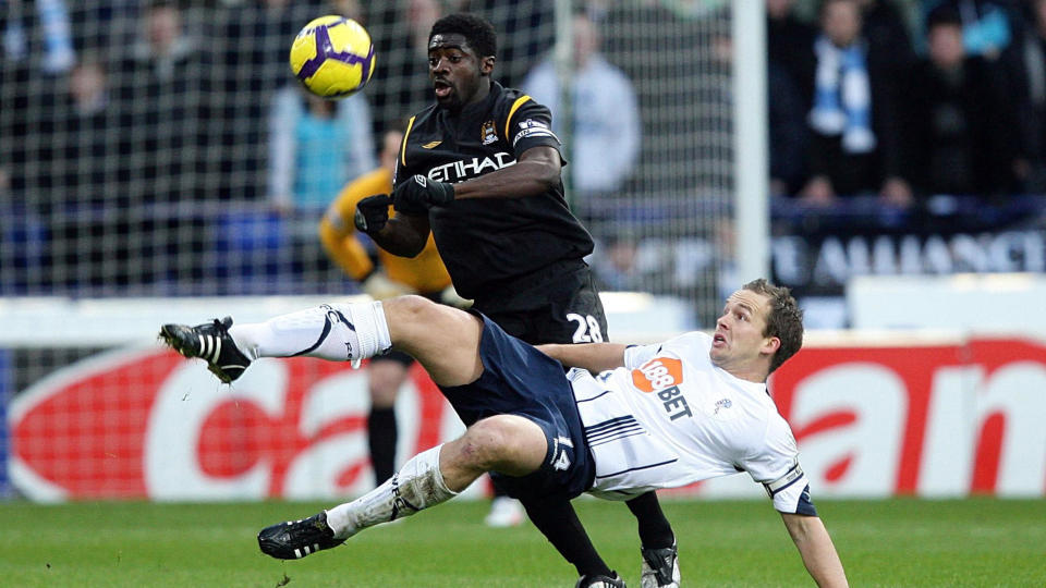 SORRY, KOLO: Bolton-kaptein Kevin Davies (t.h.) tror ikke Kolo Toure og Manchester City klarer � sikre seg en plass i Champions League i �r. I kveld m�tes lagene i Manchester. Foto: Dave Thompson, AP/Scanpix
