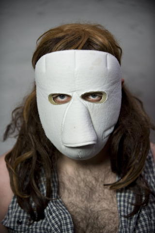 GRISETEKSTER: Og masker for ansiktet. Bj�rn Hellfuck er en rockeartist utenom det vanlige.