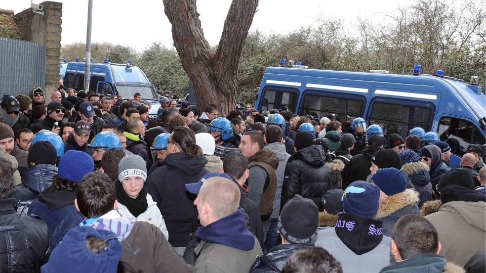 POLITIVAKT: Politiet m�tte holde sinte Lazio-tilhengere unna treningen til laget de st�tter.  Foto: Roberto Tedeschi, EPA/Scanpix