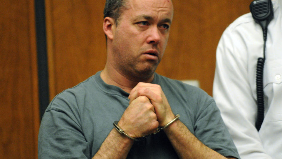TOK KVELERTAK: Mark Kerrigan tok kvelertak p� faren sin under en krangel, som skal ha dreid seg om bruk av husets fasttelefon. Foto: AP/SCANPIX