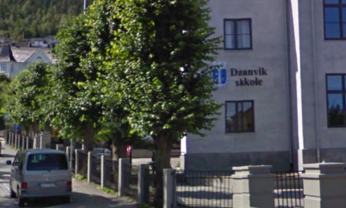 BOKSTAVHIKKE: Utenfor Danvik skole i Drammen har bilen tydeligvis f�tt litt hikke.