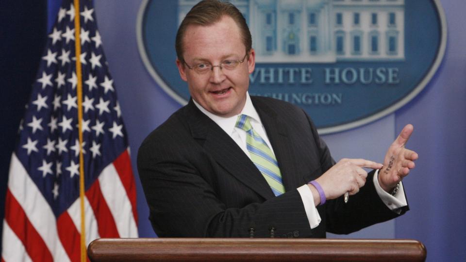 S�NN I TILFELLE: Det hvite hus' pressetalsmann harselerte med Sarah Palins opptreden p� Tea Party-m�tet i helga. Robert Gibbs hadde skrevet en handleliste, samt Obamas valgkamp-slagord. Foto: AP Photo/Charles Dharapak/SCANPIX