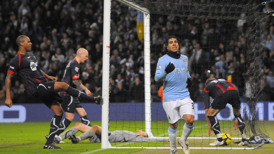 KNALLHARDT: Carlos Tevez satte straffespark rett p� Bolton-keeper Jussi J��skel�inen, men det var s� hardt at finnen klarte � miste ballen i m�l. Foto: Nigel Roddis, Reuters/Scanpix