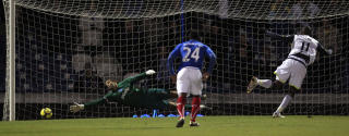 OG M�L: Darren Bent tok selv straffesparket og satte inn lederm�let. Foto: Eddie Keogh, Reuters/Scanpix