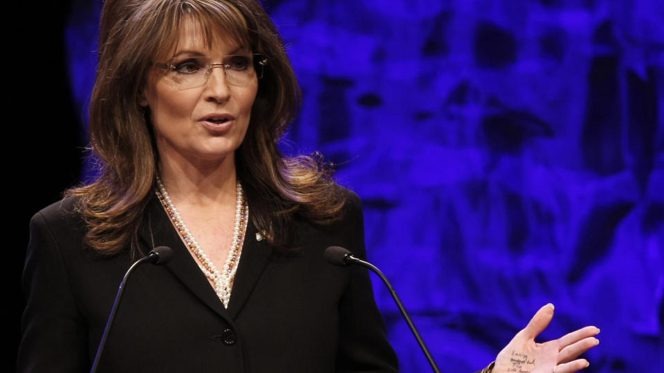 JUKSELAPPEN: Sarah Palin fikk mye omtale for jukselappen hun hadde i h�nda, da hun talte til den konservative Tea Party-bevegelsen i Nashville. Foto: AP Photo/Ed Reinke/SCANPIX