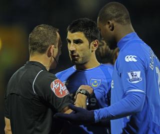I'M YOUR MAN: Ricardo Rocha (i midten) snakker med dommer Friend. Kanskje bekjenner han sine synder p� s� overbevisende m�te at dommeren velger rett mann � vise ut. Foto: Tom Hevezi, AP/Scanpix