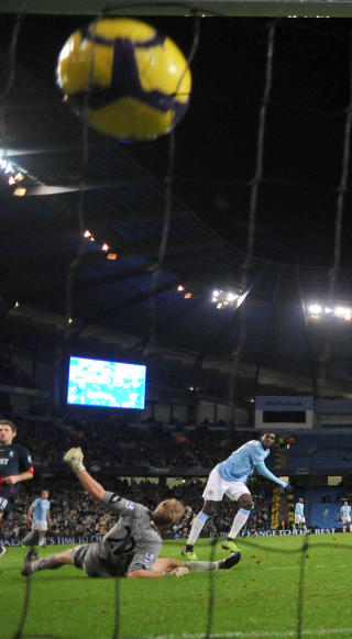 FULLTREFF: Emmanuel Adebayor scoret et elegant 2-0-m�l etter pasning fra Patrick Vieira. Foto: Andrew Yates, AFP/Scanpix