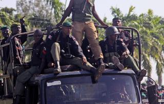 SETTER INN H�REN: Det skumle med de hyppige oppt�yene som har herjet i Nigeria i 2010 er at landet samtidig er inne i en regjeringskrise. Om lokale problemer blir nasjonale kan landets stabilitet trues. Foto: AP/Sunday Alamba