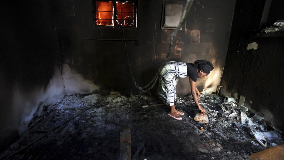 �DELEGGELSER: Islamistene sto bak omfattende voldsraid og �deleggelser. Men i jakten p� dem mistet enkelte soldater sans og samling. Foto: REUTERS/Akintunde Akinleye