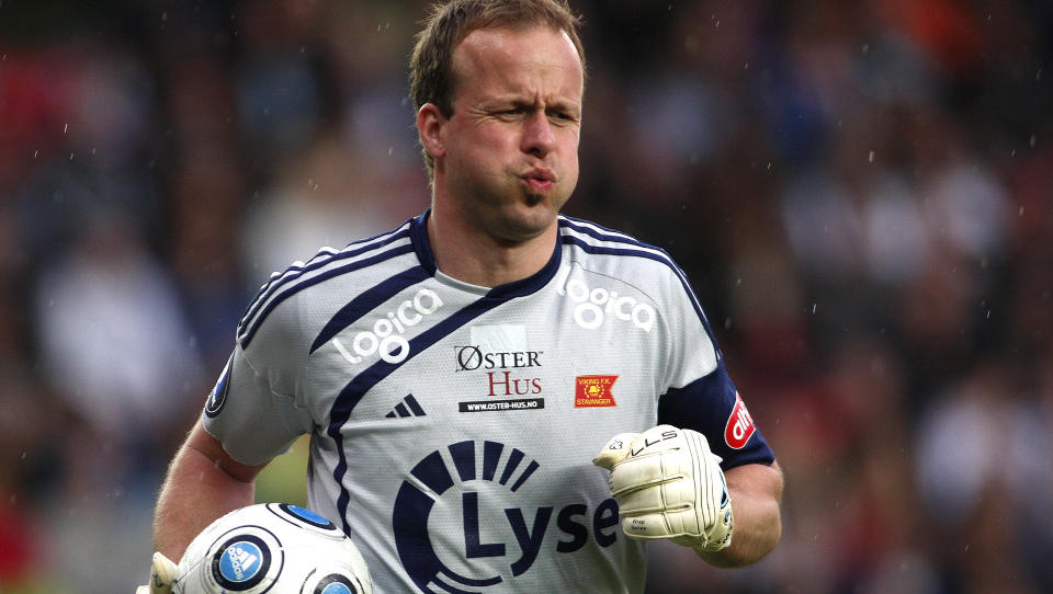 P� VEI UT?: Trener �ge Hareide uttalte i g�r at Thomas Myhre ikke lenger er et f�rstevalg i Viking. N� viser det seg at klubben har hentet inn advokat. 
Foto: Gorm Kallestad / SCANPIX