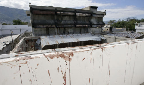 R�MTE HERFRA: National Penitentiary, det st�rste fengselet i Haiti, raste delvis sammen i jordskjelvet, og fangene r�mte. Foto: AFP PHOTO/UN/MINUSTAH/Logan Abassi/Scanpix