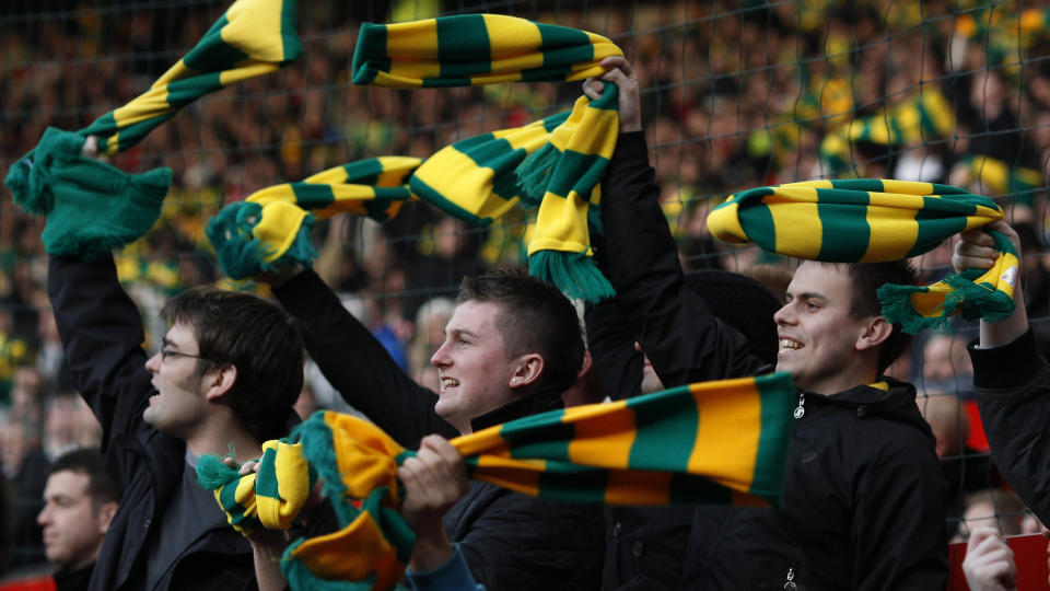 PROTESTER: Manchester United-supporterne ikler seg gr�nt og gullfarget under lagets kamper for tiden, i protest mot eier Malcolm Glazer. Men investorgruppa som vurderer � pr�ve � kj�pe klubben ber om mer.Foto: SCANPIX/REUTERS/Phil Noble