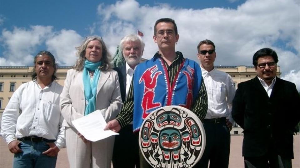 VIL SULTESTREIKE: Chief Bob Chamberlin (fremst) fra Kwicksutaineuk Ah-kwa-mish-folket sultestreiker i Vancouver mandag sammen med sju andre h�vdinger i British Columbia. Her med flere kanadiske villaksforkjempere da Chamberlin leverte brev til kong Harald i 2007. Foto: Pure Salmon Campaign.
