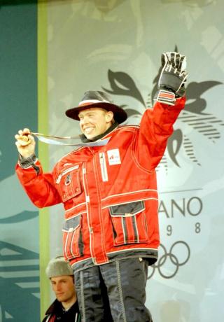 TOK GULL FOR 12 �R SIDEN: Halvard Hanevold holder koken, veteranen tok gull p� 20 km i Nagano-OL i 1998. Foto: Jon Eeg/SCANPIX.