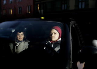 Veien til uavhengighet: ... g�r via Samera Salim (til venstre), Norges eneste kvinnelige kj�rel�rer med muslimsk
bakgrunn. Ventelistene er lange, s� Tanya Mehfoz er heldig som f�r trene p� rundkj�ring i dag. Foto: Linda N�sfeldt