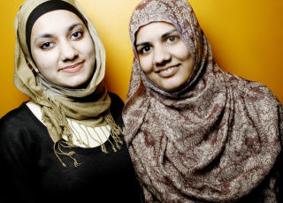 Halalbloggere: Studentene Mawra Mahmood og
Rakhshinda Ahmad satt favorittgodteriet i
vrangstrupen da de oppdaget hva det inneholdt. Foto: Linda N�sfeldt