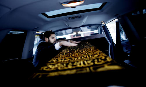 Avskjed under halvm�nen: Med broderte vers fra Koranen over kisten og lysende halvm�ne p� taket av b�rebilen, skal den d�de i jorda s� fort som mulig. Arshad Mohammad er nesten alltid p� vakt for Al-Khidmat,
Norges eneste muslimske begravelsesbyr�. Foto: Linda N�sfeldt
