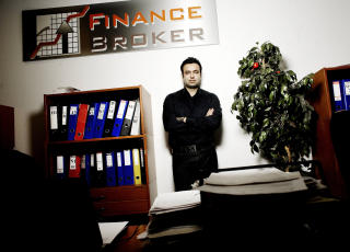 Shariafinansiering: Renter er eksplisitt forbudt if�lge Koranen. Amer Mahdi, r�dgiver i Finance Broker, guider sine
muslimske kunder i det norske l�netilbudet, som inntil videre ikke har noen halal alternativer. Foto: Linda N�sfeldt