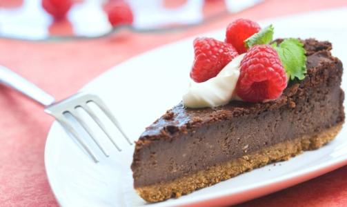 MED M�RK SJOKOLADE: Sjokoladekake og ostekake i en og samme kake.  Foto: Kim Holthe/melk.no
