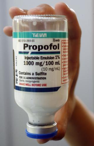 - MELKA MI: Det var akutt forgifning av narkosemiddelet propofol som for�rsaket Jacksons d�d, konkluderer obduksjonsrapporten. Popkongen skal ha kalt det hvite, tyktflytende stoffet for melka mi. Foto: REUTERS/SCANPIX