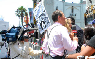 HYSTERISKE TILSTANDER: Los Angeles ble kastet ut i kaos dagene etter d�dsfallet. Her er CNNs superreporter Richard Quest i aksjon ved Hollywood Walk of Fame. Foto: GEIR BARSTEIN/DAGBLADET