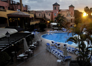 USPESIFISERT FLAKS:  En ukes ferie uspesifisert charterferie p� dette lekre hotellet, Villa Mandi p� Tenerife,  kom p� kr 1700 kroner for flyreise og opphold i slutten av januar. Vanligvis er prisen det tredobbelte.    Foto: John Terje Pedersen