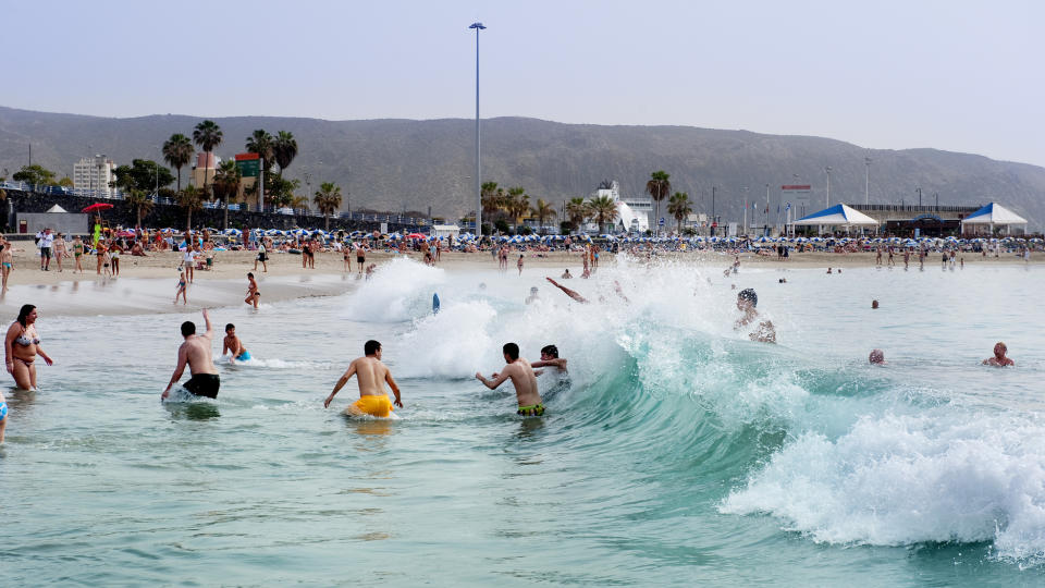  TENERIFE:  Stranda er den samme enten du reiser dyrt eller billig til Syden, her fra Las Vistas-stranden i Los Cristianos.  Foto: John Terje Pedersen