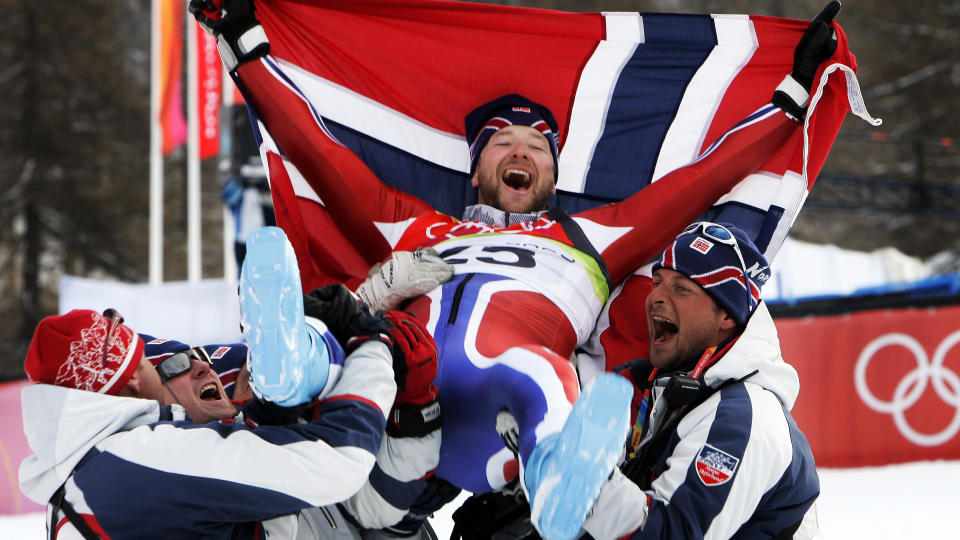 NORSK JUBEL I TORINO: Her kastet Kjetil Andr� Aamodt opp i lufta etter f�rsteplassen i Super-G under OL i Torino i 2006. Foto: Tor Richardsen / SCANPIX