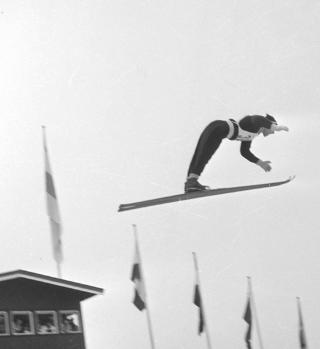 OL I OSLO I 1952: Torbj�rn Falkanger sikrer s�lvet i Holmenkollen. Foto: Dagbladet