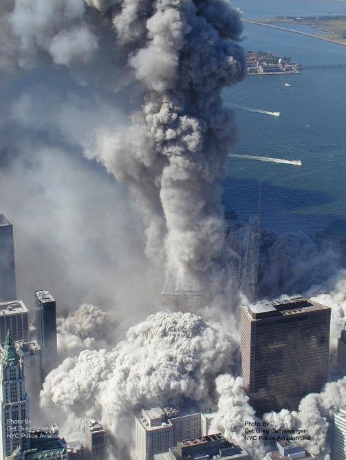 11. SEPTEMBER: I dette bildet fra skjebnedagen i 2001 ble i g�r frigitt av New York City Police Department via ABC News. Bildene, tatt fra et politihelikopter, viser scenene som utspant seg p� Manhattan fra en hittil usett vinkel. Foto: AP/NYPD/ABC News/Det. Greg Semendinger/SCANPIX