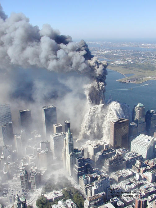 11. SEPTEMBER: I dette bildet fra skjebnedagen i 2001 ble i g�r frigitt av New York City Police Department via ABC News. Bildene, tatt fra et politihelikopter, viser scenene som utspant seg p� Manhattan fra en hittil usett vinkel. Foto: AP/NYPD/ABC News/Det. Greg Semendinger/SCANPIX