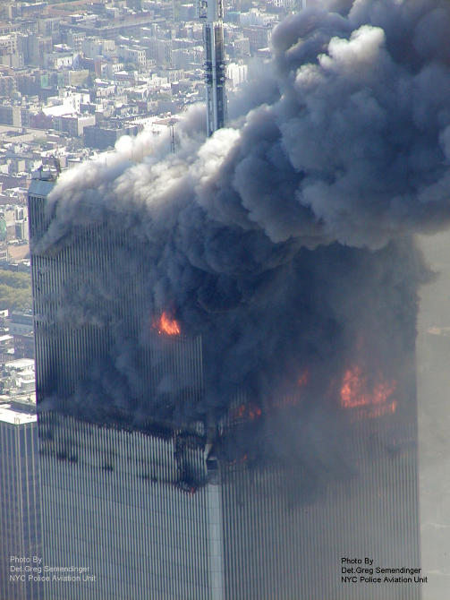 11. SEPTEMBER: I dette bildet fra skjebnedagen i 2001 ble i g�r frigitt av New York City Police Department via ABC News. Bildene, tatt fra et politihelikopter, viser scenene som utspant seg p� Manhattan fra en hittil usett vinkel. Foto: AP/NYPD/ABC News/Det. Greg Semendinger/SCANPIX