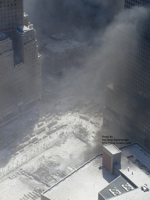 11. SEPTEMBER: I dette bildet fra skjebnedagen i 2001 ble i g�r frigitt av New York City Police Department via ABC News. Bildene, tatt fra et politihelikopter, viser scenene som utspant seg p� Manhattan fra en hittil usett vinkel. Foto: AP/NYPD/ABC News/Det. Greg Semendinger/SCANPIX