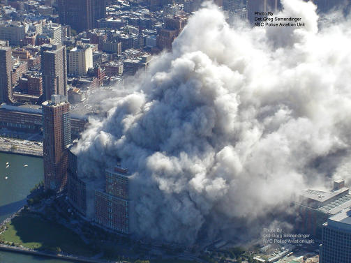 11. SEPTEMBER: I dette bildet fra skjebnedagen i 2001 ble i g�r frigitt av New York City Police Department via ABC News. Bildene, tatt fra et politihelikopter, viser scenene som utspant seg p� Manhattan fra en hittil usett vinkel. Foto: AP/NYPD/ABC News/Det. Greg Semendinger/SCANPIX