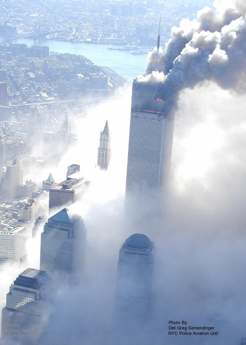 11. SEPTEMBER: I dette bildet fra skjebnedagen i 2001 ble i g�r frigitt av New York City Police Department via ABC News. Bildene, tatt fra et politihelikopter, viser scenene som utspant seg p� Manhattan fra en hittil usett vinkel. Foto: AP/NYPD/ABC News/Det. Greg Semendinger/SCANPIX