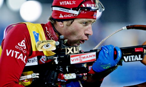 KLATRER OPP: Emil Hegle Svendsens OL-oppladning har v�rt preget av sjukdom. Det gj�r at Ole Einar Bj�rndalen f�r det store favorittstemplet.Foto: Krister S�rb� / Dagbladet