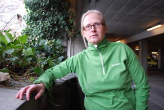 FORTVILT: Wenche Haugsand har samen med familien til Elly lenge s�kt om sykehjemsplass eller alternativt en korttidsplass for henne, men f�tt avslag alle ganger. Seinest tirsdag i forrige uke fikk de et muntlig avslag. Foto: Leif Stang / Dagbladet
