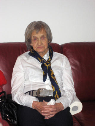 BLE NEKTET SYKEHJEMSPLASS: Fikk avslag tirsdag i forrige uke. Torsdag inntraff ulykken som vil koste henne livet. Dette bildet er tatt p� julaften 2009. Foto: Privat
