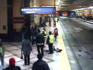 FANGET P� OVERV�KINGSKAMERA: Her ligger 15-�ringen forsl�tt p� bakken. Foot:  AP Photo/King Co. Sheriff's Department/SCANPIX