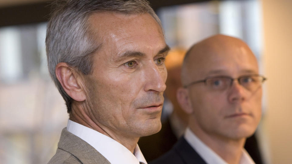 - SPILTE P� FRYKT: Professor Elling Ulvestad mener helsemyndighetene spilte p� frykt for � f� folk til � vaksinere seg. P� bildet: Helsedirekt�r Bj�rn-Inge Larsen (t.h.) og overlege Bj�rn Iversen ved Folkehelseinstituttet.  
Foto: Terje Bendiksby / Scanpix