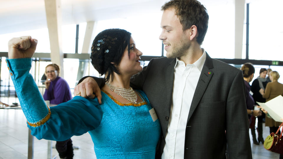 LIKESTILLING: Ny unders�kelse viser at halvparten av norske menn vil ofre sin egen l�nns�kning for � gi kvinner bedre l�nn. Her er barne- og likestillingsminister Audun Lysbakken sammen med Christine Koht under lanseringen  av kvinnepanelet i Operaen.
Foto: Berit Roald / Scanpix