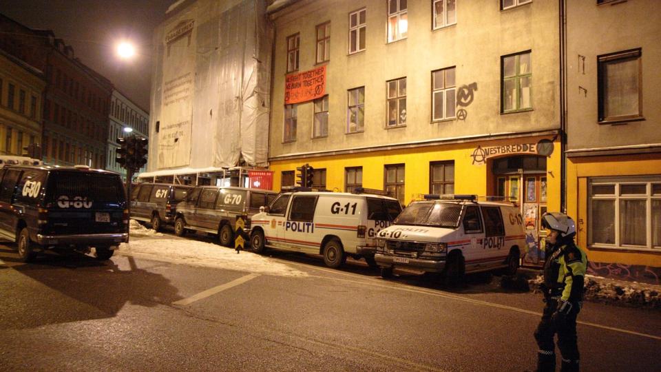 STORT POLITIOPPBUD: Politiet brukte store ressurser p� � kaste ut husokkupantene. Foto: Truls Grande/FirstFoto