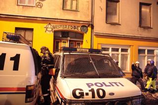 OKKUPERT I FLERE �R: Hausmannsgate 42 har v�rt okkupert av 30-40 studenter, arbeidsledige og kunstnere i ti �r. Foto: Truls Grande/FirstFoto