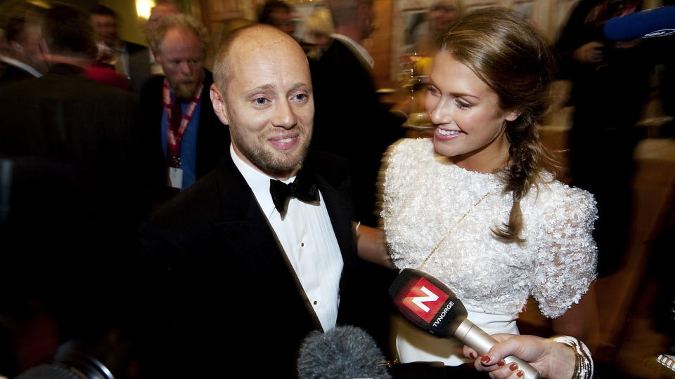 - JA, VI ER KJ�RESTER: Tone Damli Aaberge og Aksel Hennie bekreftet kj�resteforholdet under utdelingen av Amanda-prisen i fjor. FOTO: HENNING LILLEG�RD