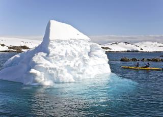 ISFJELL: Det blir ikke s�rlig flottere enn � padle i det krystalklare vannet mellom flytende isfjell! Michael S. Nolan