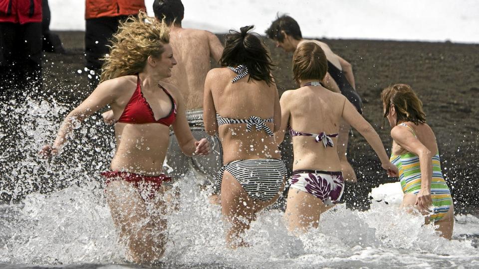KULDE INGEN HINDRING: Kuldegrader i vannet, enda flere i lufta, ingenting stopper t�ffe jenter p� iscruise. Michael S. Nolan