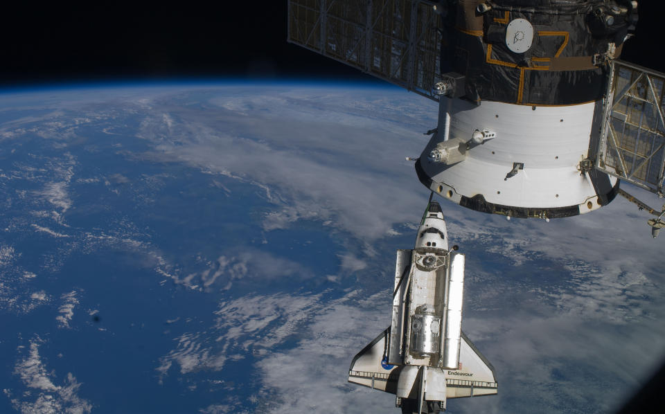 ENDEAVOUR har lagt til kai p� ISS. De neste dagene har du mulighet til � se fart�yene fra S�r-Norge. De vil se ut som en glidende stjerne litt over horisonten mot s�r. Foto: NASA.